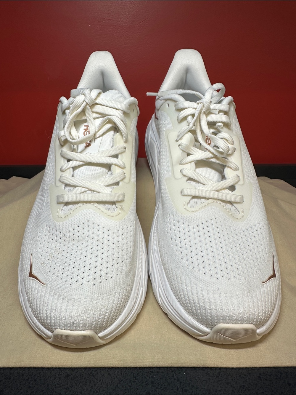 Hoka One One Arahi 7 Running Shoes White with Rose/Bronze Accents Women’s Sz 10B